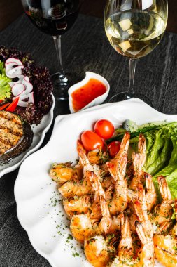 ızgara karides ve taze sebze ve şarap somon biftek