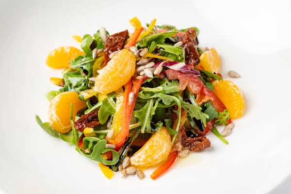 Veganer Salat Mit Rucola Und Mandarinen — Stockfoto