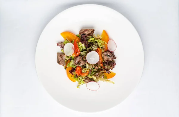 Salat Mit Rindfleisch Und Kaki Auf Dem Weißen Teller — Stockfoto