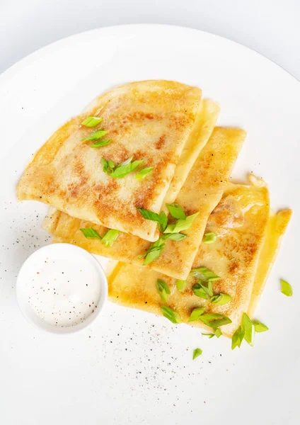 Crêpes Suzette Mit Saurer Sahne Auf Weißem Hintergrund — Stockfoto