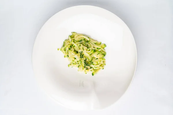 Zucchini Nudeln Mit Thymian Auf Weißem Teller Draufsicht — Stockfoto