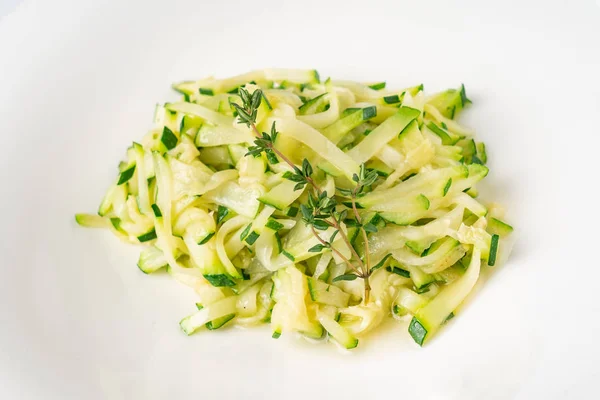 Zucchini Nudeln Mit Thymian Auf Weißem Teller — Stockfoto