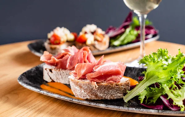 Smörgås Med Parmaskinka Ost Och Sallad — Stockfoto