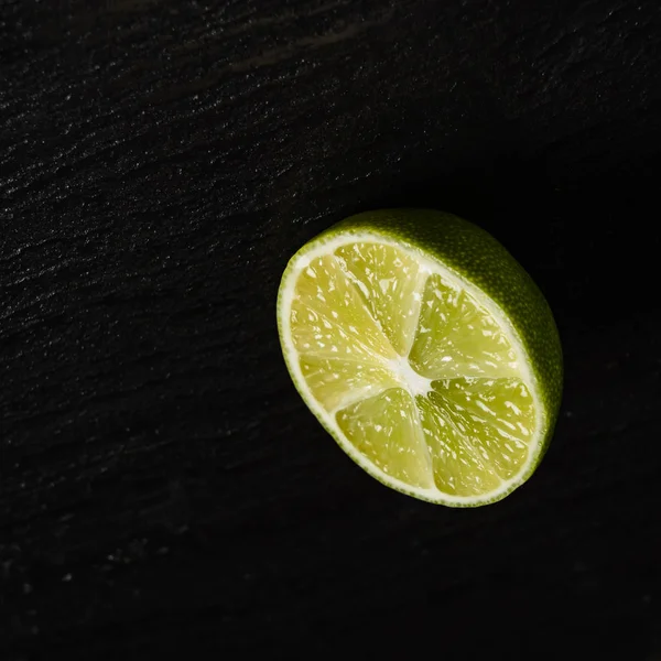 Moget Skiva Grön Lime Citrusfrukter Den Svarta Bakgrunden — Stockfoto