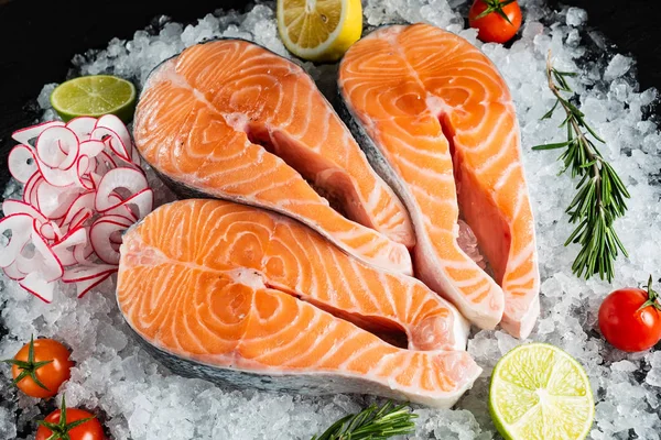 Fatias Salmão Peixe Vermelho Com Limão Alecrim Rabanete Gelo — Fotografia de Stock