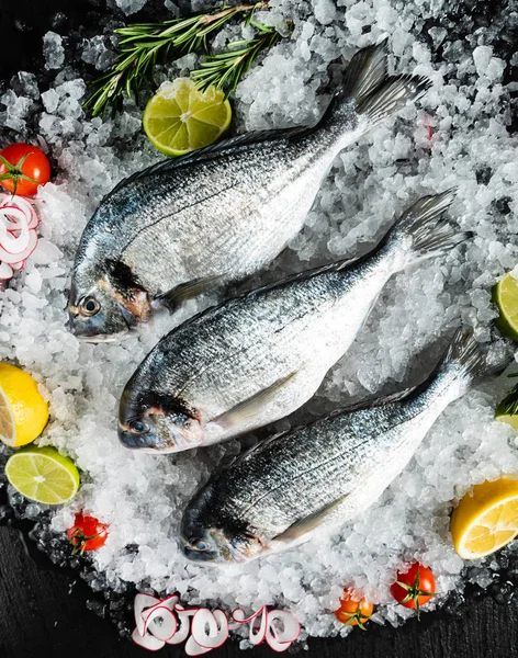 Peixe Dorado Cru Fresco Ingredientes Alimentares Mesa — Fotografia de Stock