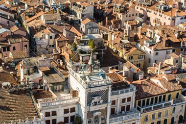 İtalya 'nın Venedik kentinin çatılarının havadan görünüşü