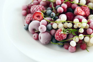 Beyaz tabakta dondurulmuş meyveler