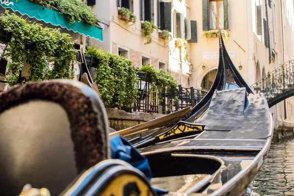 Venetian Gondolier Punting Gondola Green Canal Waters Venice Italy — Stock Photo, Image