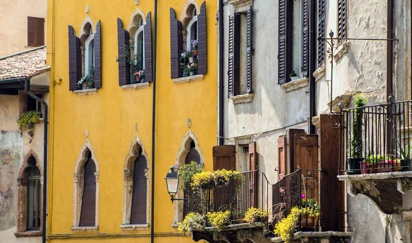 Piękny Stary Balkon Czerwone Kwiaty Wazony Werona Włochy — Zdjęcie stockowe
