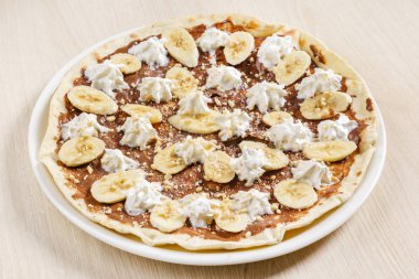 Çikolatalı hamur ve muz tatlı pizza