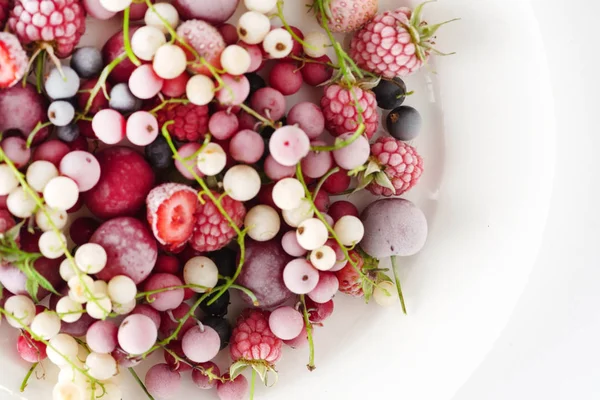 Beyaz tabakta dondurulmuş meyveler