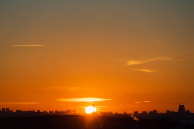 Gökyüzüne yakın şehir manzarası.