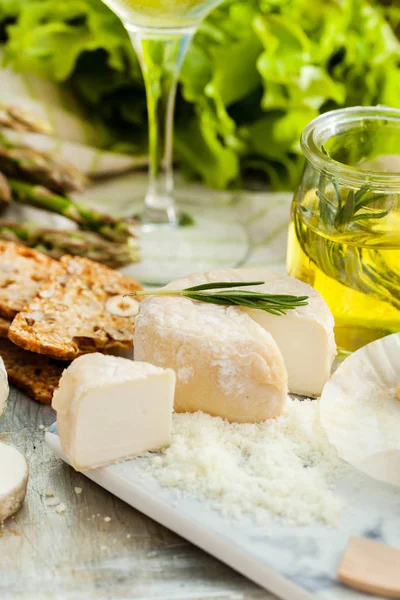 Placa Queso Surtido Con Verduras — Foto de Stock