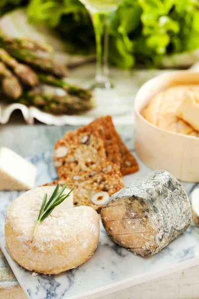 Assorted Cheese Plate Vegetables — Stock Photo, Image