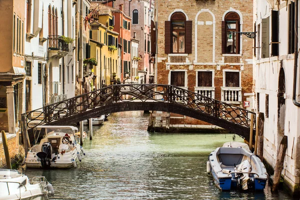 Green Canal Venice Italy — Stock Photo, Image