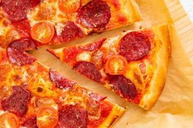 Salamlı ve kiraz domatesli pizza.