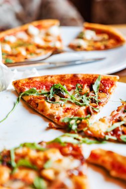 kafede pizza yemek arkadaşlar 
