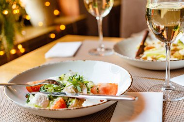 Restoranda akşam yemeği.