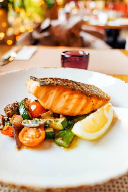 kavrulmuş sebze ile Somon, restoranda akşam yemeği