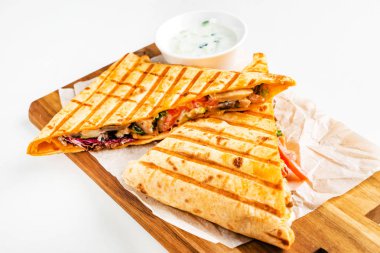 Mexican quesadilla et, biber ve sos ile