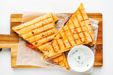 Mexican quesadilla et, biber ve sos ile