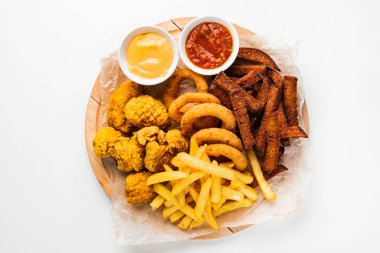 Baharatlı tavuk kanatlı bira tabağı, kalamar halkaları, kızarmış soğan halkaları, peynir topları, ekmek, ketçap ve hardal sosu.