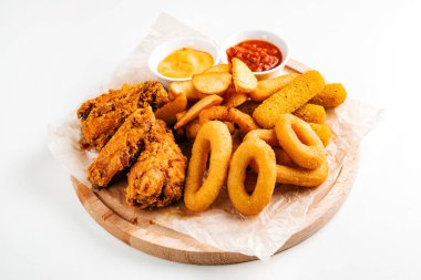 Baharatlı tavuk kanadı, kalamar halkaları, patates soğan halkaları, Peynirli cips, patates tava, bira plakalı.