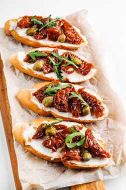 Bruschetta domates, krem peynir ve roka ile