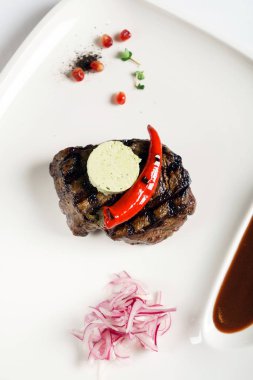 Kara Angus bifteği antrikot ot tereyağı ile 