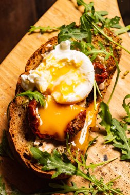 kurutulmuş domates, haşlanmış yumurta ve roka yaprakları tost