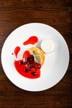 Üstten Görünüm berry soslu krep