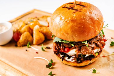 Soslu ve sebzeli hamburger.