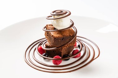 Dondurma ve dutlu brownie.