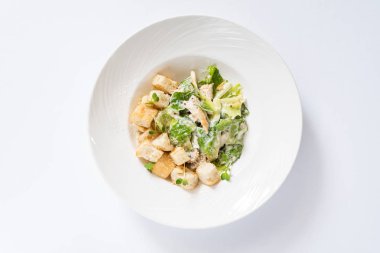 Sezar salatası izole, yakın çekim