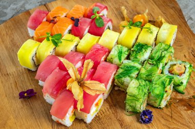 Somon, yılan balığı, ton balığı, avokado, kraliyet karidesi, Philadelphia krem peyniri, havyar tobika, chuka. Suşi menüsü. Japon yemeği.