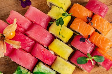 Somon, yılan balığı, ton balığı, avokado, kraliyet karidesi, Philadelphia krem peyniri, havyar tobika, chuka. Suşi menüsü. Japon yemeği.