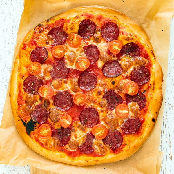 Pizza Com Salame Tomate Cereja — Fotografia de Stock