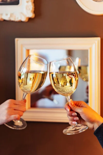 Deux Verres Avec Vin Blanc Les Mains Des Amoureux Fête — Photo