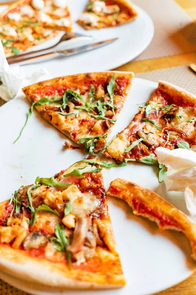 Amici Che Mangiano Pizza Nel Caffè — Foto Stock