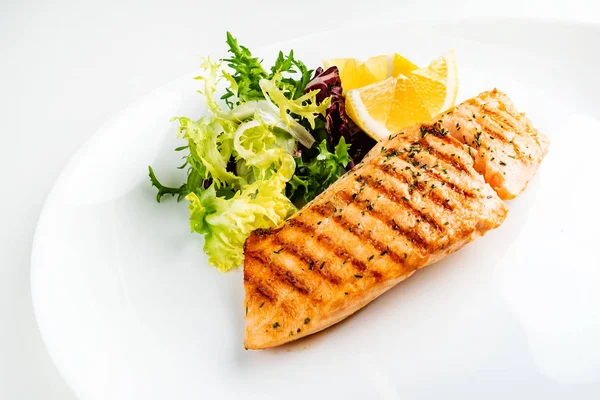 Grilled Salmon Fresh Salad Leaves Lemon — Stock Photo, Image