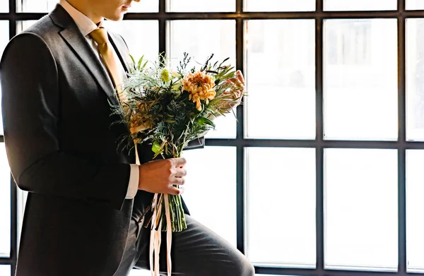 Noivo Elegante Com Flores — Fotografia de Stock