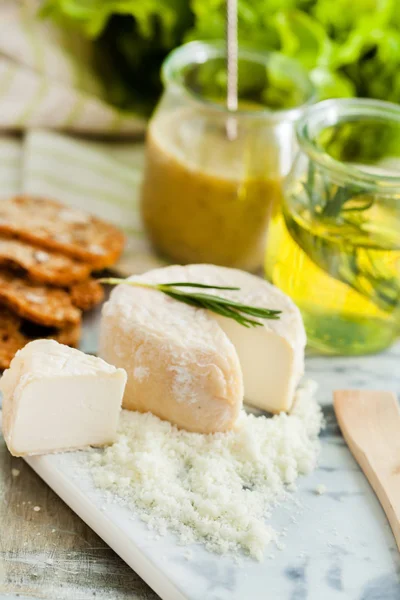 Placa Queso Surtido Con Verduras — Foto de Stock