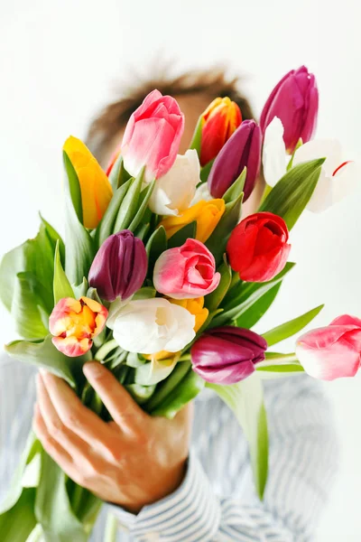 Boeket Van Tulpen Een Hand — Stockfoto