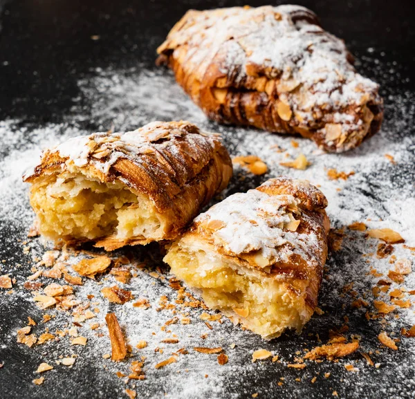 Croissants Con Almendras Sobre Fondo Negro — Foto de Stock