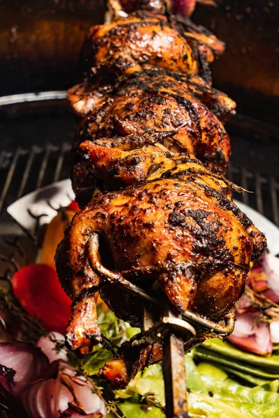 Pollos Parrilla Con Verduras —  Fotos de Stock