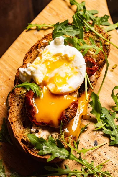 烤面包配干西红柿 煮鸡蛋和芝麻叶 — 图库照片