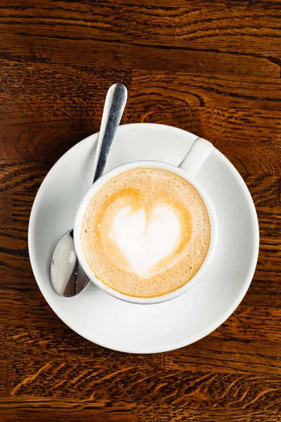 Cappuccino Met Hart Vorm Houten Tafel Bovenaanzicht — Stockfoto