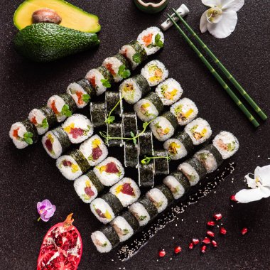 siyah arka planda, üstten görünüm suşi büyük kümesi