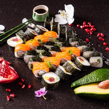 suşi siyah arka plan üzerine büyük kümesi